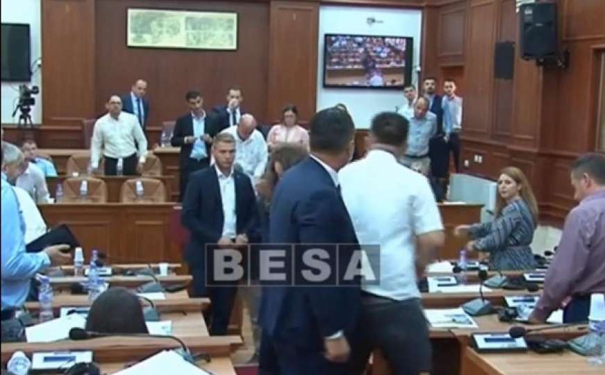 Incident u sali: Predsjednika Skupštine Kosova gađali flašom u glavu