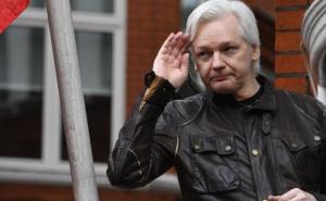 Julian Assange napušta ambasadu zbog zdravstvenih problema