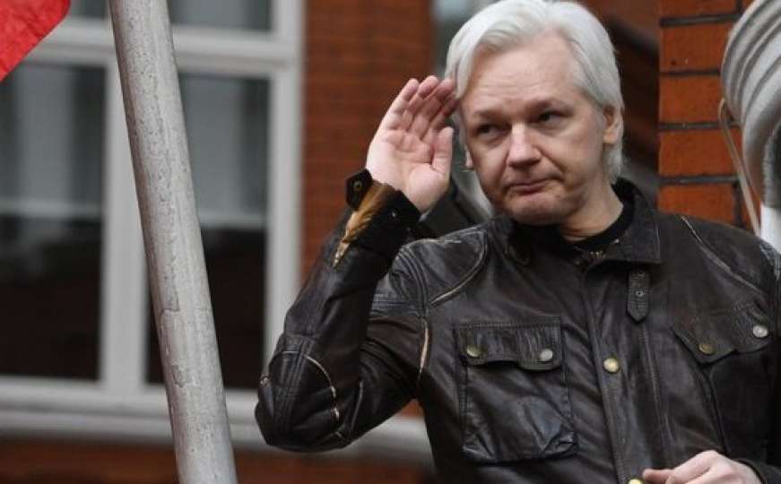Julian Assange napušta ambasadu zbog zdravstvenih problema