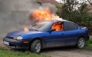 Video o kojem priča regija: Mladić iz Srbije zapalio auto uz poruku vlastima