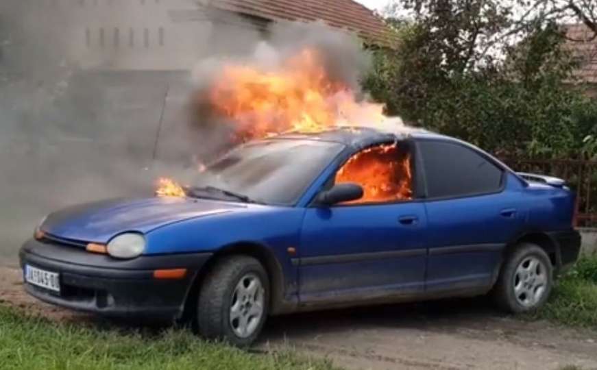 Video o kojem priča regija: Mladić iz Srbije zapalio auto uz poruku vlastima
