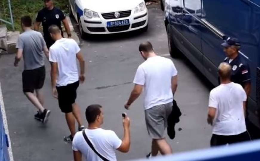 Snimak privođenja 32 navijača "Torcide" koji su divljali po Srbiji