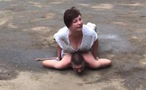 Žena uhvatila lopova i ležala na njemu dok nije došla policija