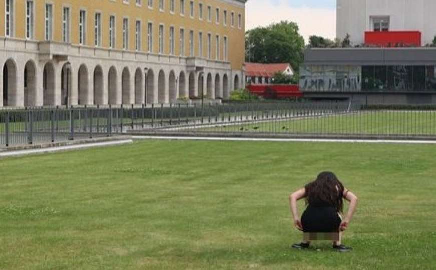 Umjetnica iz Bosne skinula gaćice i urinirala na njemačkom travnjaku