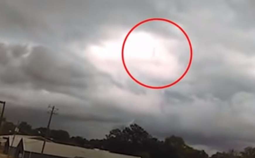 Ljudi su uvjereni da na ovom snimku vide čovjeka koji hoda kroz oblake