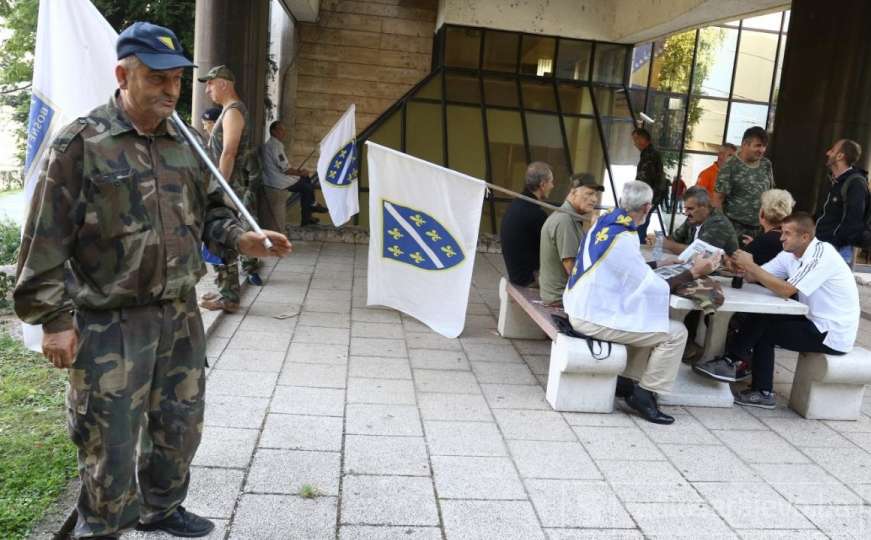 Grupica bivših boraca čeka parlamentarce i od 13h najavljuje blokadu FBiH