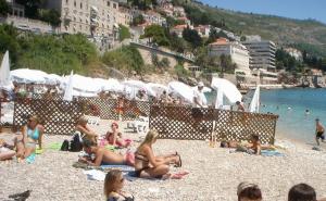 Dubrovčani zgroženi turistima: Pijani leže, ženske hodaju polugole