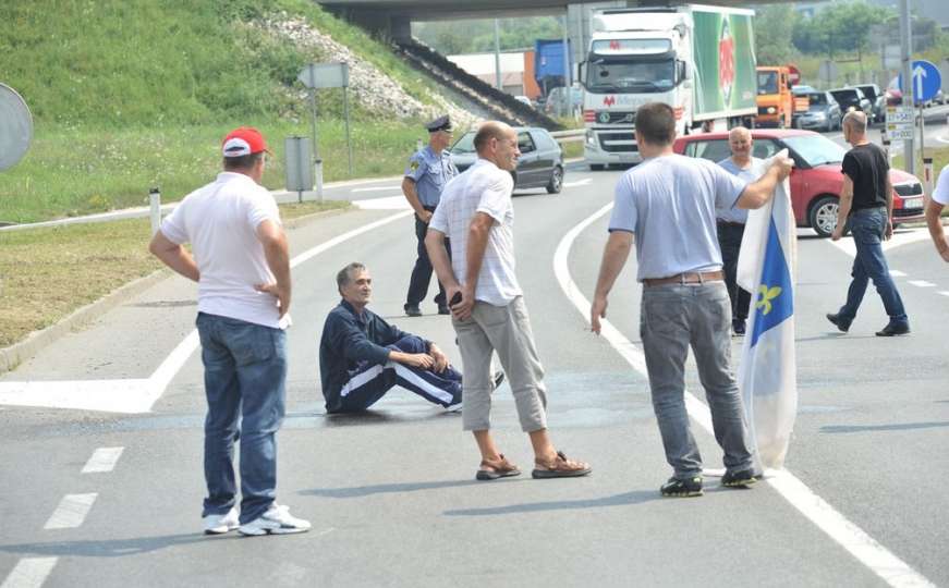 Okončan protest ratnih veterana na petlji Šićki Brod u Tuzli