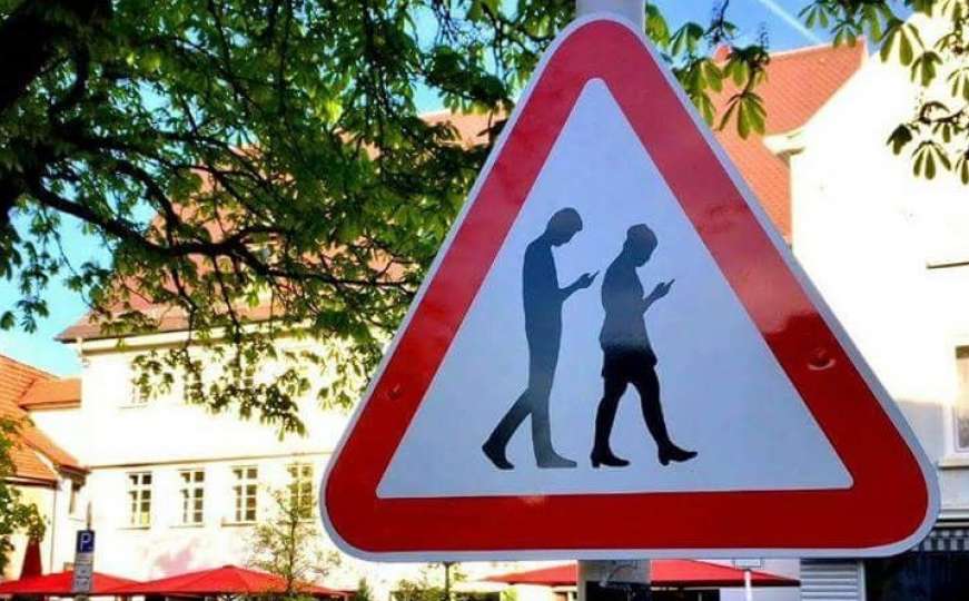 Ozbiljan problem: Saobraćajni znakovi za smartphone zombije