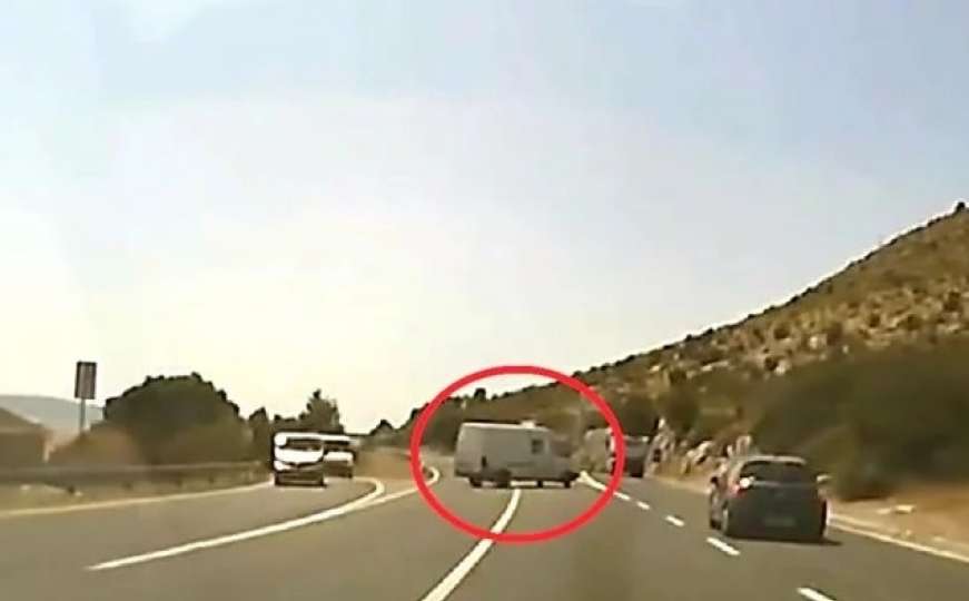 Muškarac zamalo izazvao nesreću na jednoj od najopasnijih cesta na Jadranu