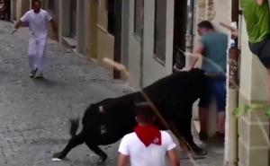 Uznemirujući snimak: Na festivalu u Španiji bik teško povrijedio muškarca
