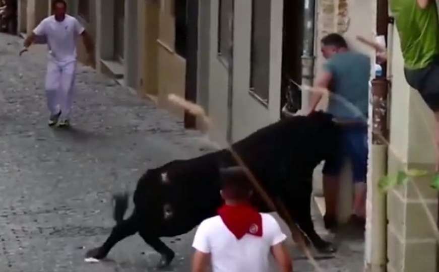 Uznemirujući snimak: Na festivalu u Španiji bik teško povrijedio muškarca