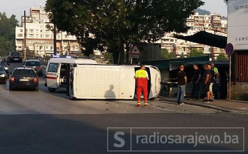 Sarajevo: Prevrnulo se vozilo Hitne pomoći, jedna osoba povrijeđena