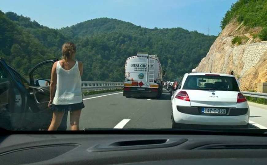 Saobraćajna nesreća na autoputu Lepenica - Tarčin, sudar kamiona i vozila