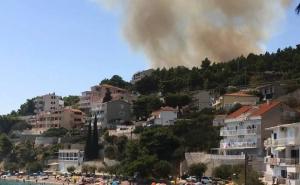 Gust dim iznad plaže, požar u Omišu zahvatio dvije cisterne