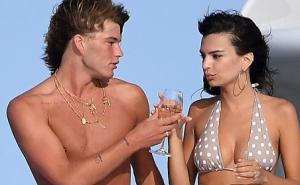 Emily Ratajkowski u društvu zgodnog modela u bikiniju pokazala zanosu figuru 