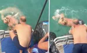 Ajkula duga tri metra napala čovjeka koji je uskočio u vodu da se "bori" s njom