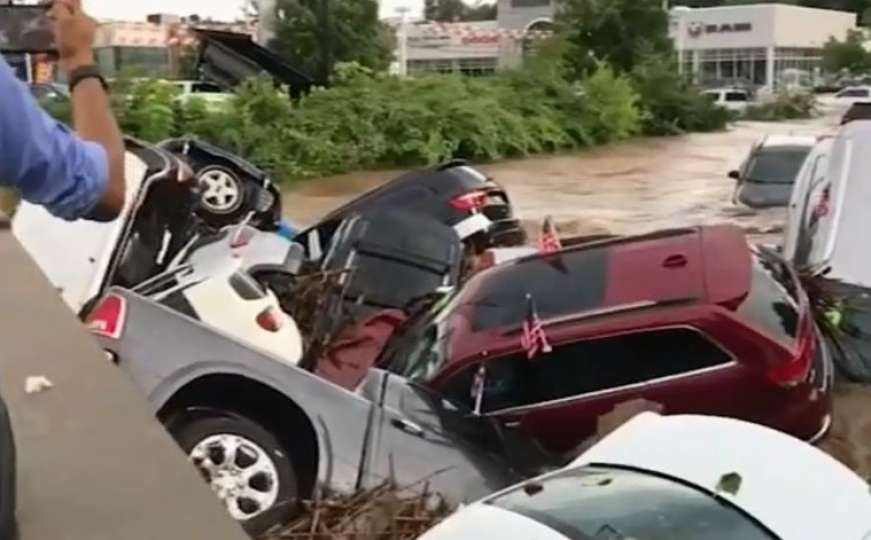 Rijeka automobila: Poplava je ispraznila cijeli auto salon
