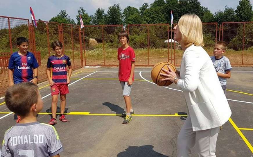 Predizborno vrijeme sporta i razonode: Željka Cvijanović na košarkaškom igralištu
