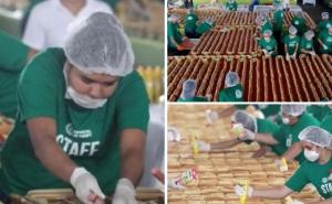 Napravili najduži hot-dog na svijetu od 1.417 m i stavili po 100 kg priloga