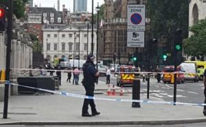 Automobilom se zabio u britanski parlament, povrijeđeno nekoliko osoba