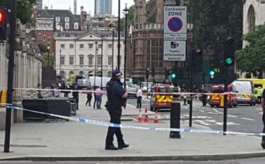 Automobilom se zabio u britanski parlament, povrijeđeno nekoliko osoba