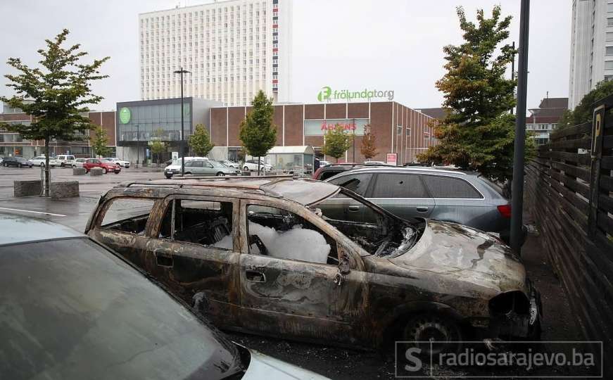 U Švedskoj zapaljeno preko 100 automobila, premijer šokiran: Koji vam je...