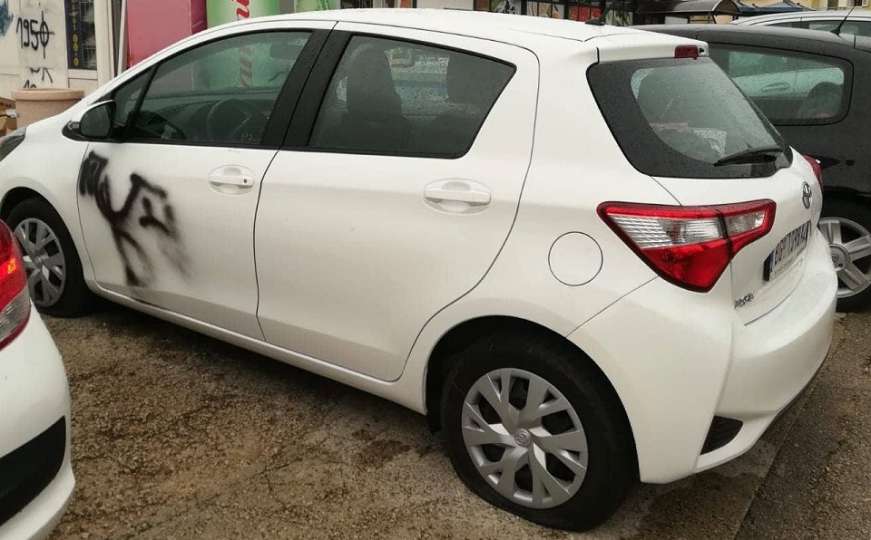 Beograđaninu probušili gume na Toyoti i crnim sprejem ispisali ustaške poruke
