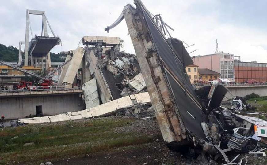 Najmanje 22 osobe poginule pod srušenim mostom u Italiji