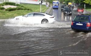Ulice Sarajeva poplavljene nakon pljuska, izdato vanredno upozorenje