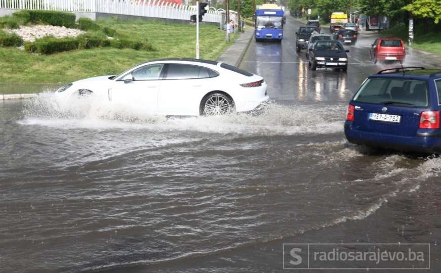 Ulice Sarajeva poplavljene nakon pljuska, izdato vanredno upozorenje