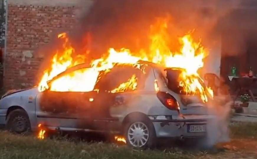 Zapalio auto pred djetetom jer nije prošao tehnički pregled