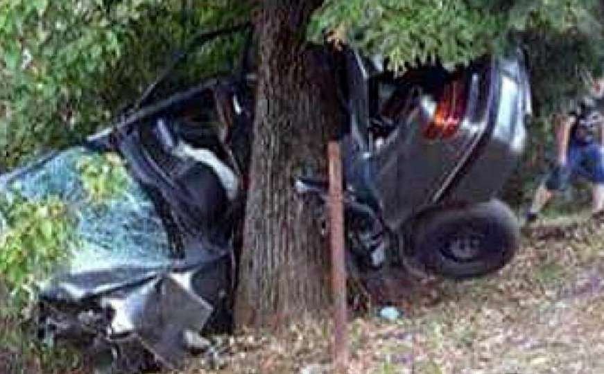 Poginuo maloljetnik za volanom Peugeota 406, udario u stablo