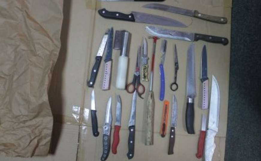 Policijska akcija u Bihaću: Otkriveno hladno oružje i droga, uhapšena dvojica