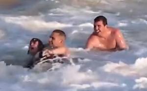 Isplati li se upornost: Žena uz sve napore ne uspijeva izaći iz vode