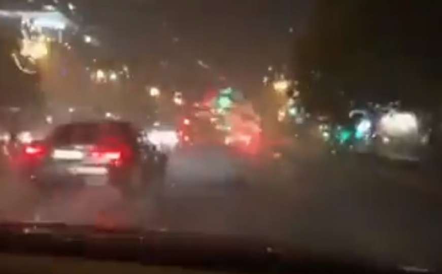 Kiša u Sarajevu ponovo stvara probleme vozačima, poplavljene ulice