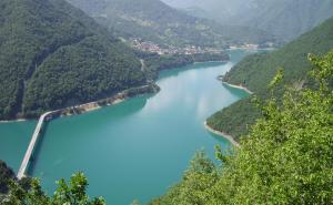 Nesreća na Pivskom jezeru: Jedna osoba se utopila, za drugom se traga