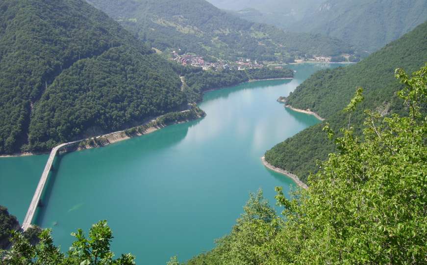 Nesreća na Pivskom jezeru: Jedna osoba se utopila, za drugom se traga