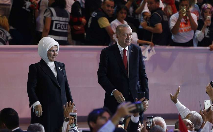 Erdogan na kongresu AK Partije: "Ili će nas biti, ili ćemo umrijeti"