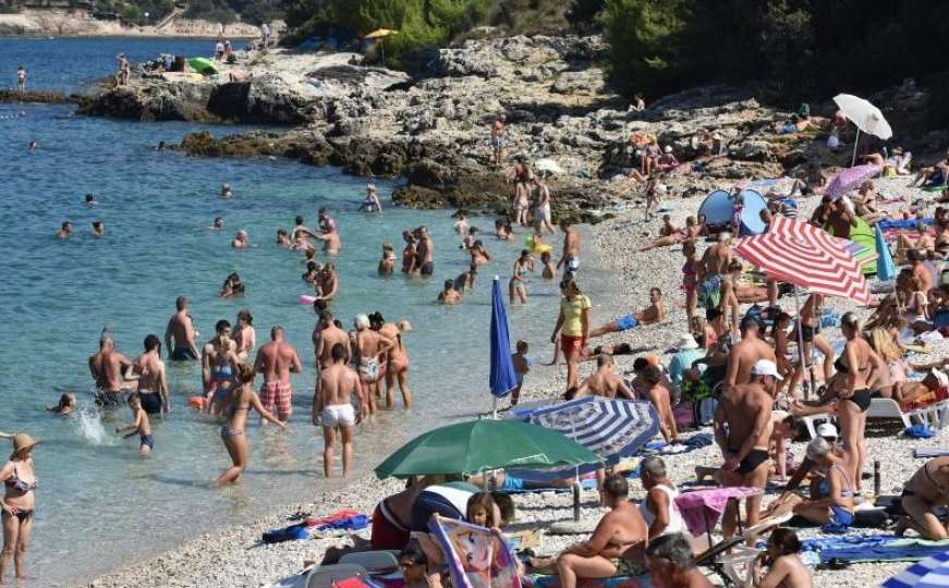 Dalmatinci opisali nevolje turista na Jadranu: Arlauče koo da je nogu izgubija