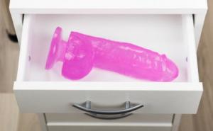 Hladno oružje: Dildom pretukao i povrijedio muškarca koji mu je dugovao novac