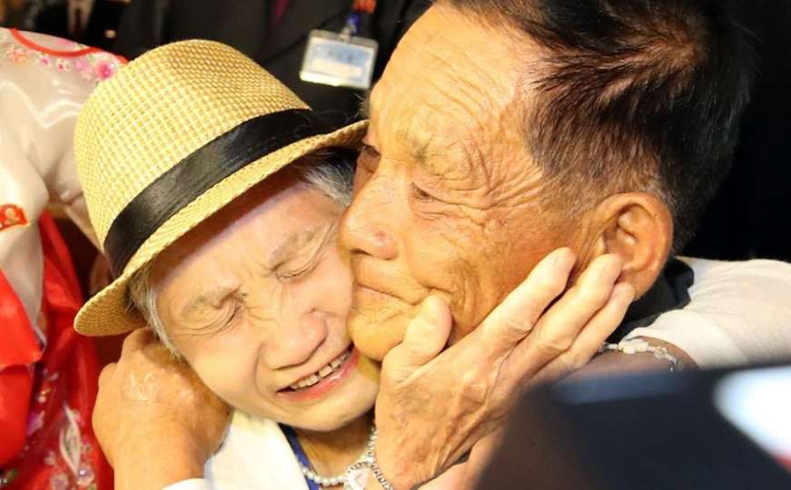 Emotivni trenutak: Majka i sin se prvi put vidjeli nakon 68 godina