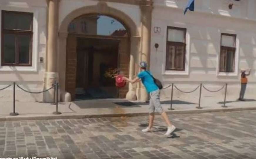 Žena u Zagrebu bacila kantu punu fekalija na vrata Vlade 