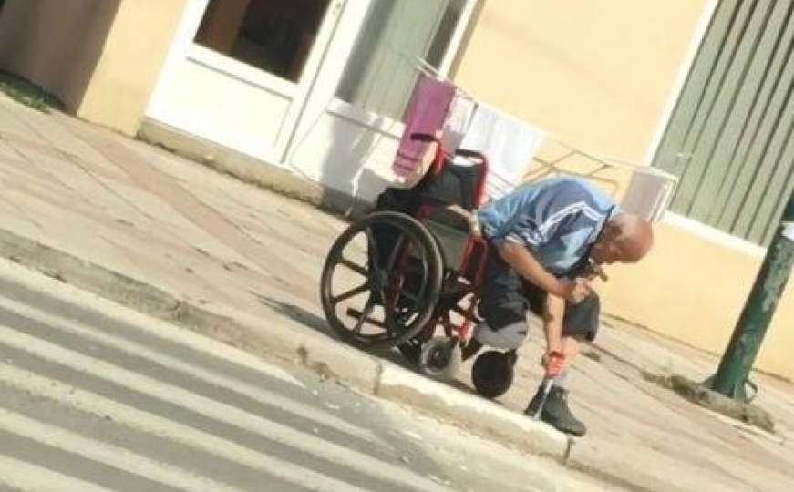 Muškarac u invalidskim kolicima štemovao trotoar kako bi mogao proći 