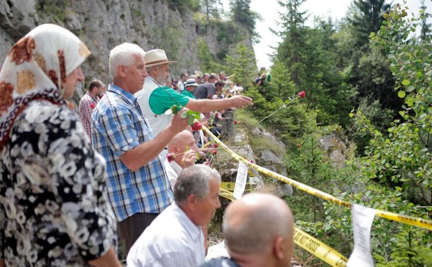 Bacanjem ruža obilježena 26. godišnjica zločina na Korićanskim stijenama