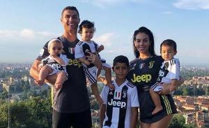 Oduševio obožavatelje: Ronaldo pozirao s porodicom u posebnim outfitima 