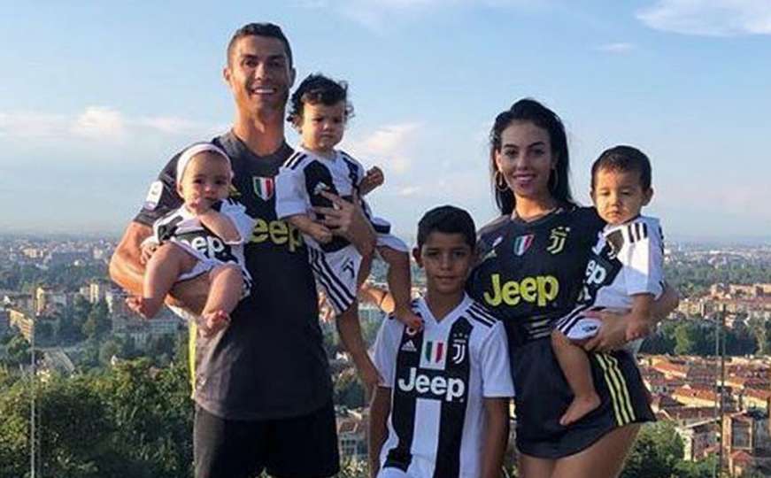 Oduševio obožavatelje: Ronaldo pozirao s porodicom u posebnim outfitima 