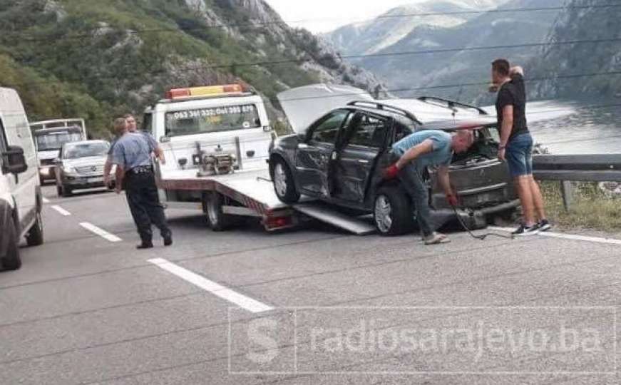 Udes između Mostara i Jablanice: Povrijeđeni zbrinuti, vozila se uklanjaju
