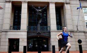 Ko je žena u plavoj haljini koja je istrčala sa suđenja bivšem Trumpovom saradniku