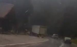 Kamion s prikolicom blokirao put Olovo-Kladanj, velike gužve u saobraćaju